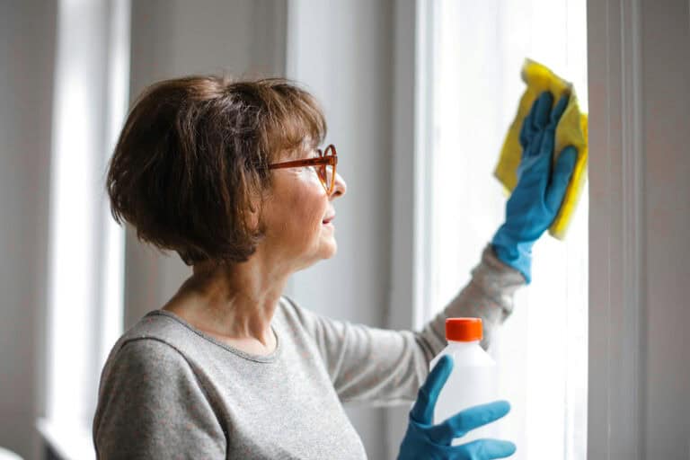 window cleaner and anti fog spray for cleaning windows